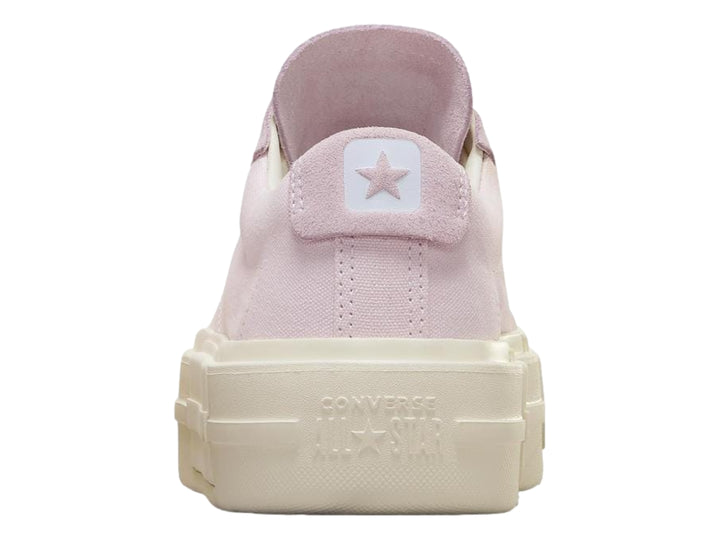 Tenis Converse color lila con suela de plataforma blanca gruesa.