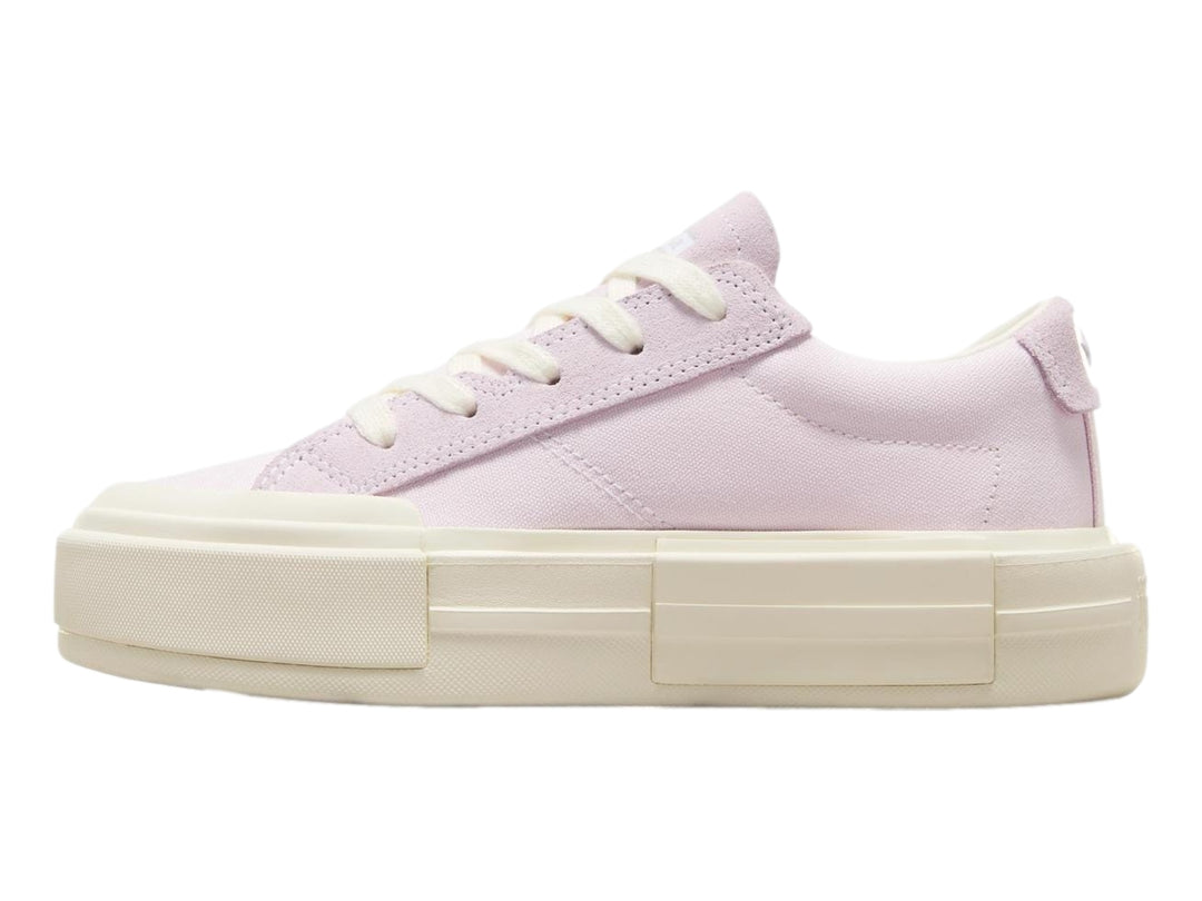 Tenis Converse color lila con suela de plataforma blanca gruesa.