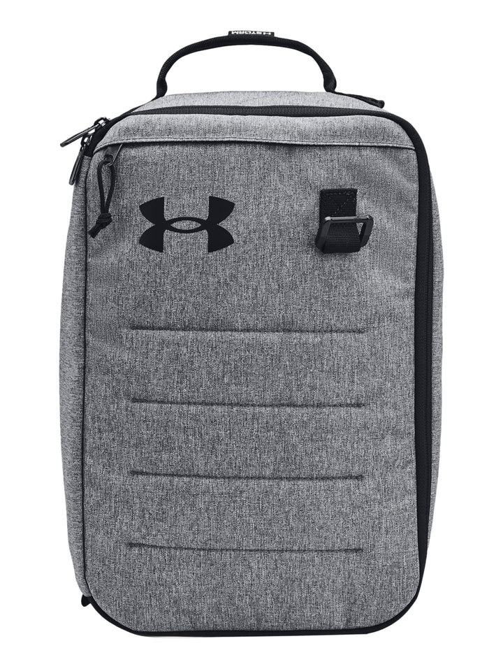 Bolsa para zapatos Under Armour en color gris con detalles y logotipo en negro, diseño deportivo y funcional.