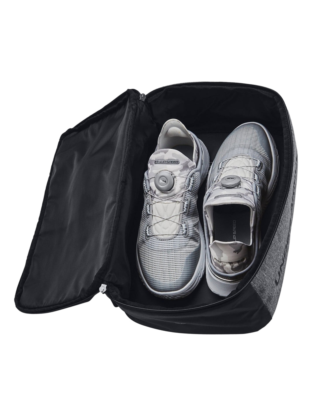 Bolsa para zapatos Under Armour en color gris con detalles y logotipo en negro, diseño deportivo y funcional.