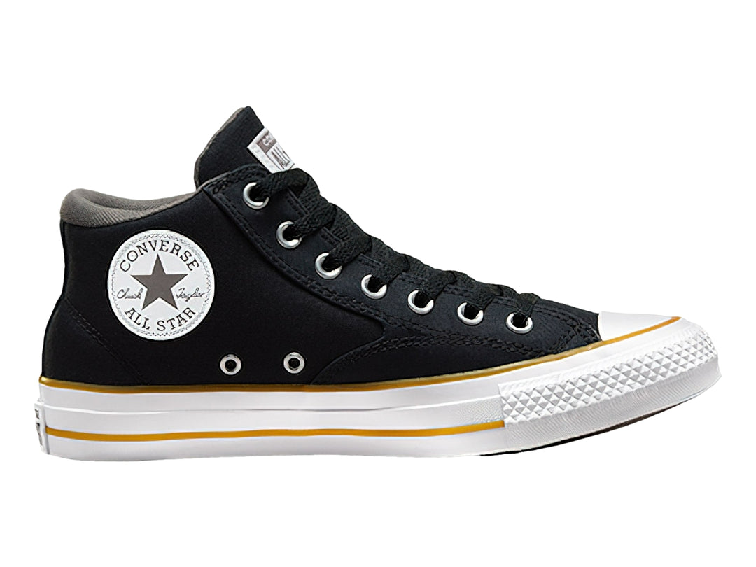 Tenis Converse Chuck Taylor All Star Malden Street Mid color negro con suela blanca y línea amarilla.