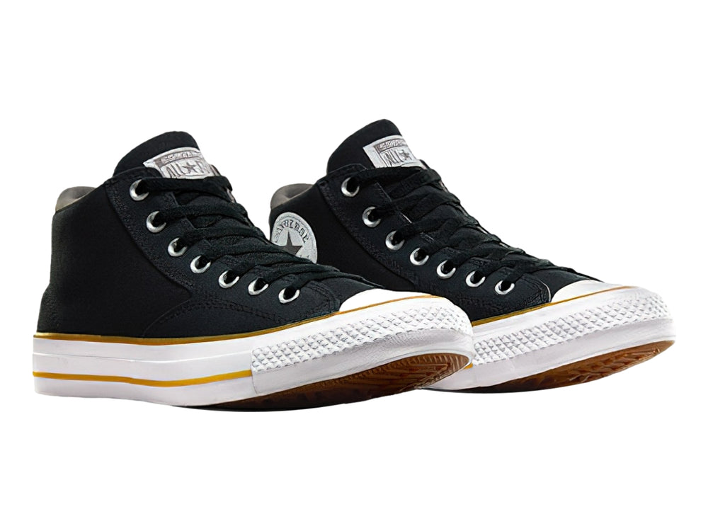 Tenis Converse Chuck Taylor All Star Malden Street Mid color negro con suela blanca y línea amarilla.