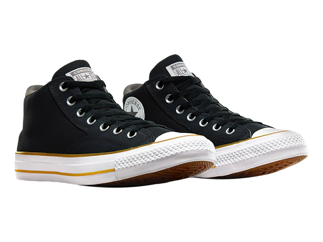 Tenis Converse Chuck Taylor All Star Malden Street Mid color negro con suela blanca y línea amarilla.