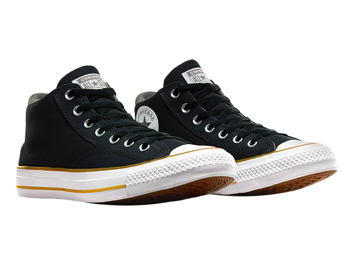 Tenis Converse Chuck Taylor All Star Malden Street Mid color negro con suela blanca y línea amarilla.