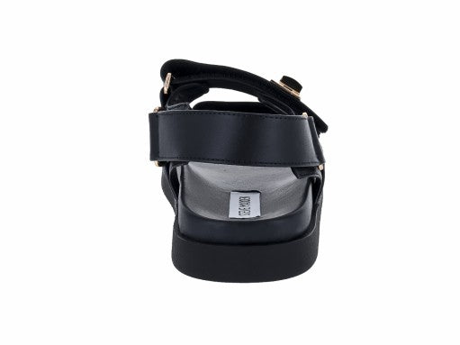 Sandalias Steve Madden Mona de cuero negro con plataforma y detalles dorados en las hebillas.