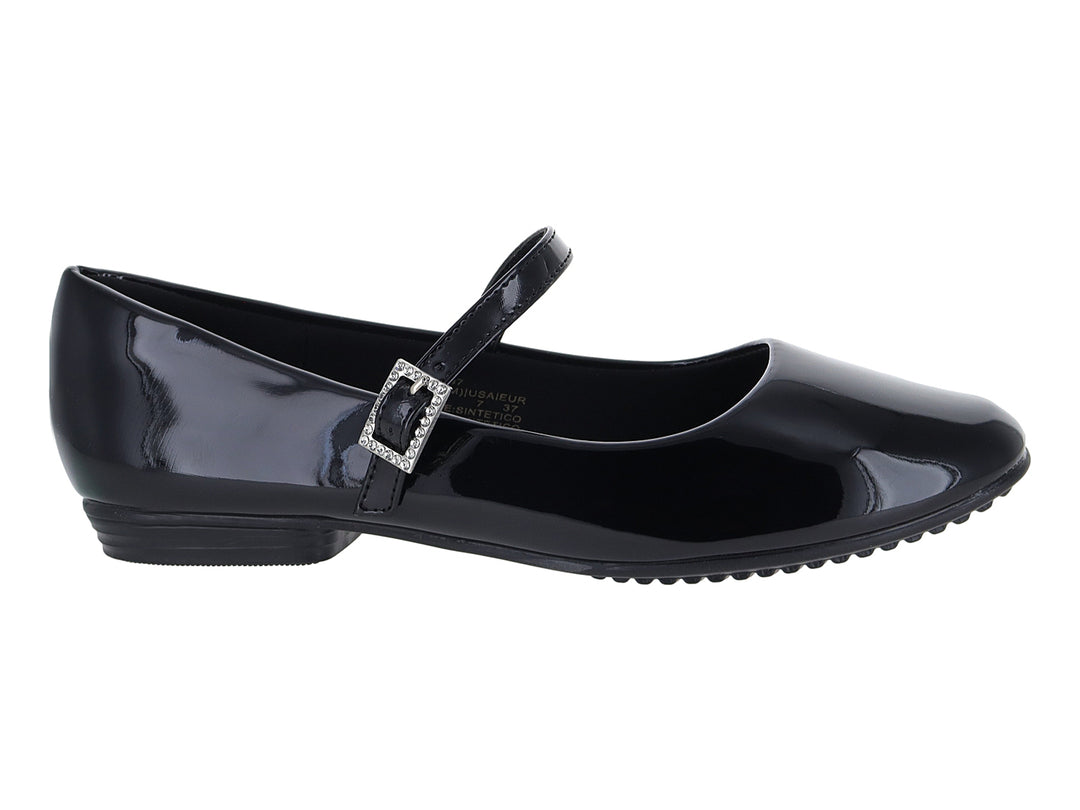 Zapato plano negro de charol con correa y hebilla plateada para niña.
