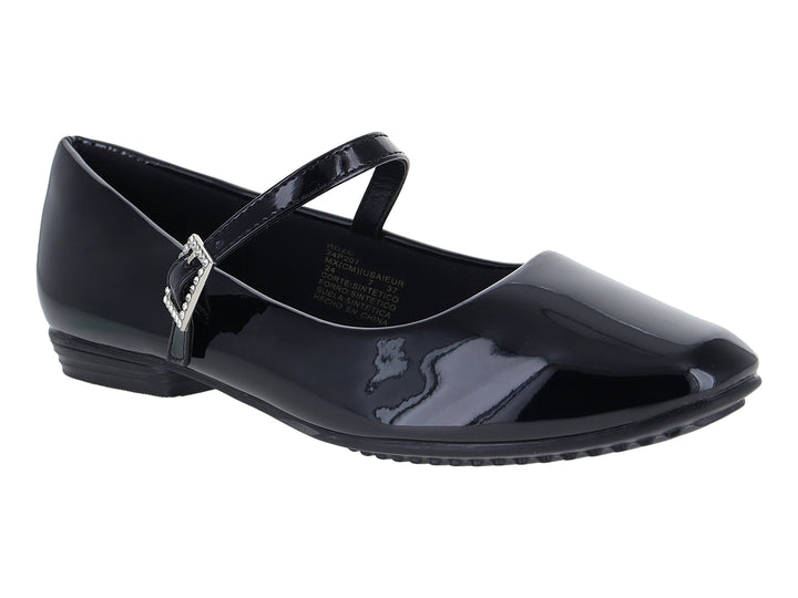 Zapato plano negro de charol con correa y hebilla plateada para niña.