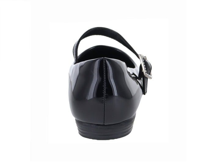 Zapato plano negro de charol con correa y hebilla plateada para niña.