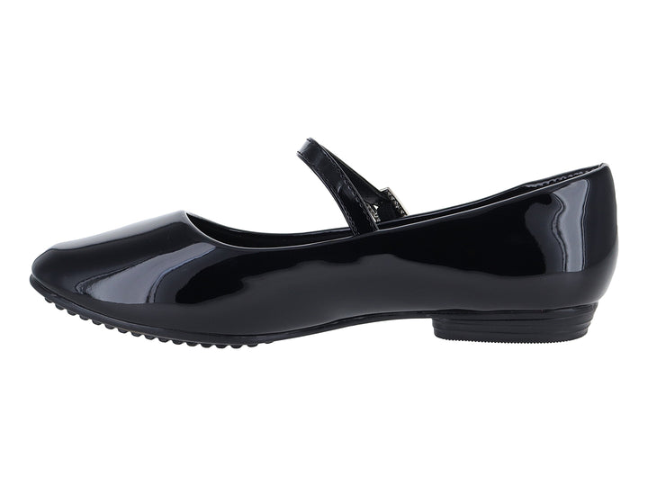 Zapato plano negro de charol con correa y hebilla plateada para niña.