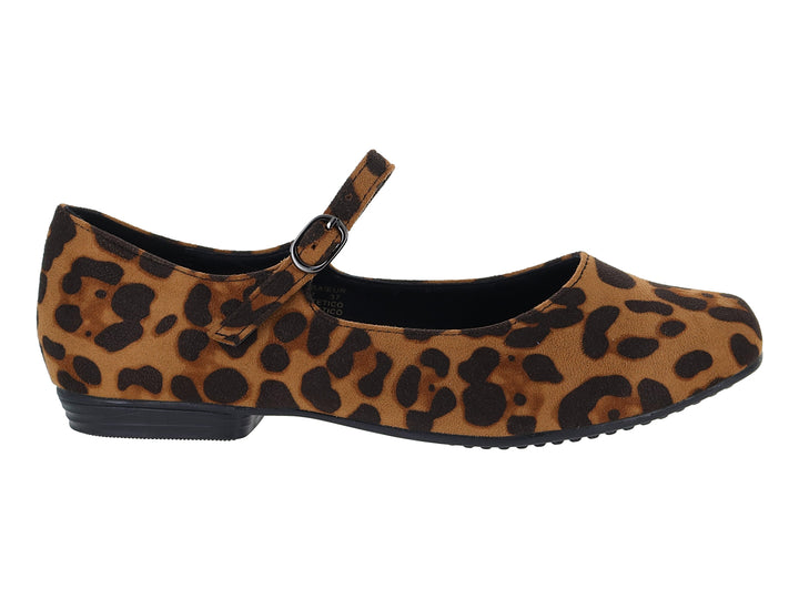 Zapato plano con estampado de chita en tonos marrón y negro, con correa y hebilla lateral.