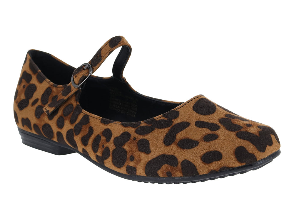 Zapato plano con estampado de chita en tonos marrón y negro, con correa y hebilla lateral.