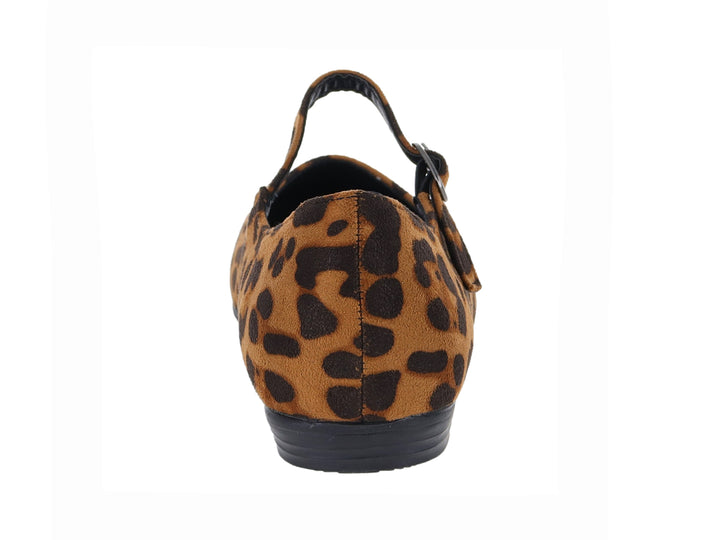 Zapato plano con estampado de chita en tonos marrón y negro, con correa y hebilla lateral.