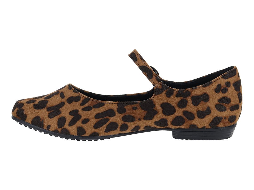 Zapato plano con estampado de chita en tonos marrón y negro, con correa y hebilla lateral.
