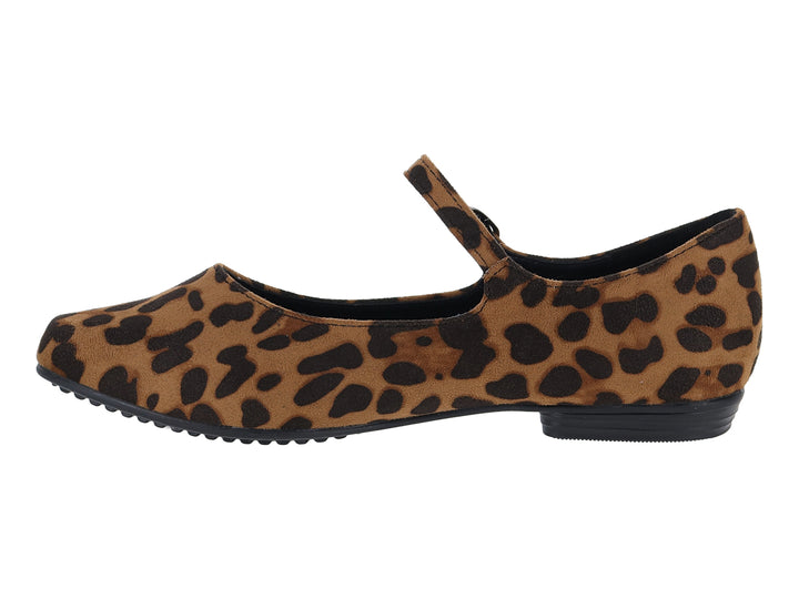 Zapato plano con estampado de chita en tonos marrón y negro, con correa y hebilla lateral.