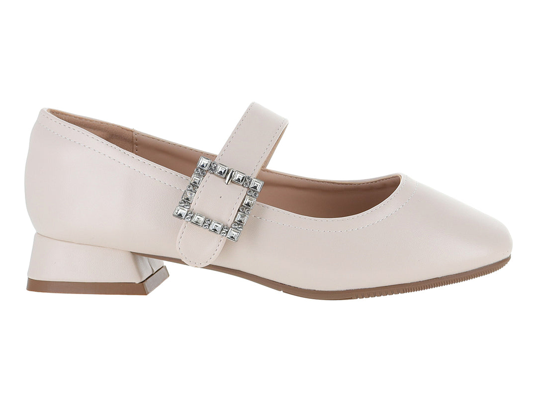 Zapato color nude con tacón cuadrado y hebilla decorada con brillantes.