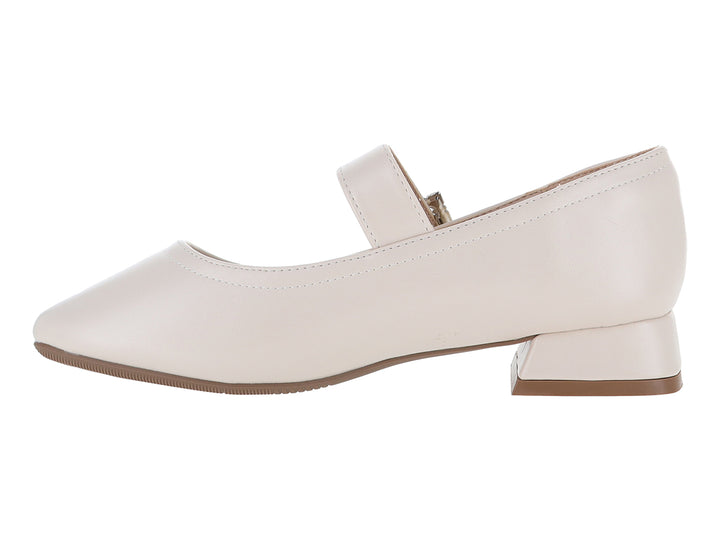 Zapato color nude con tacón cuadrado y hebilla decorada con brillantes.