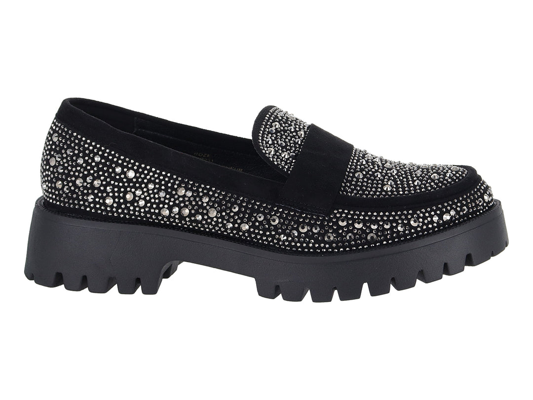 Mocasín negro de plataforma con suela track y detalles de pedrería brillante.