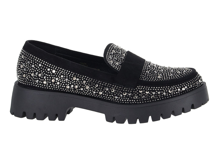 Mocasín negro de plataforma con suela track y detalles de pedrería brillante.
