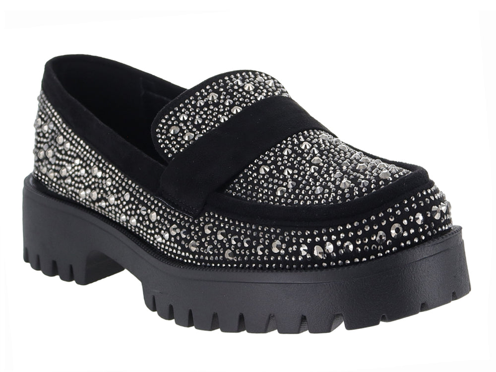 Mocasín negro de plataforma con suela track y detalles de pedrería brillante.