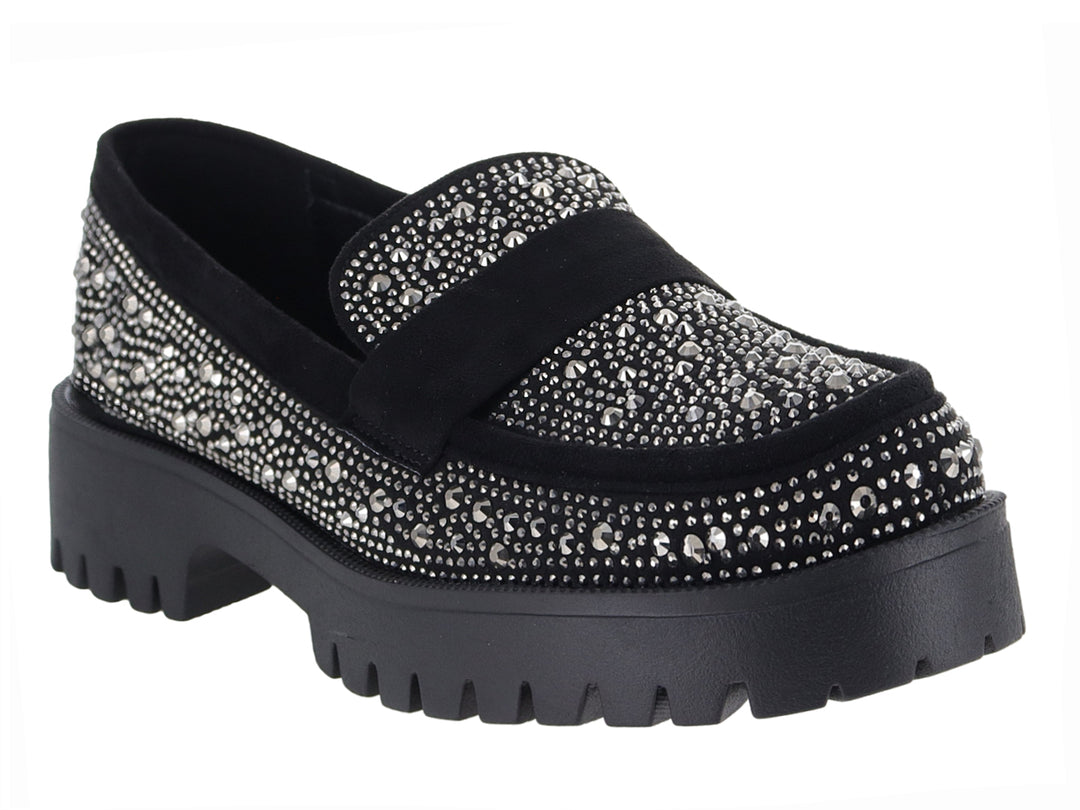 Mocasín negro de plataforma con suela track y detalles de pedrería brillante.