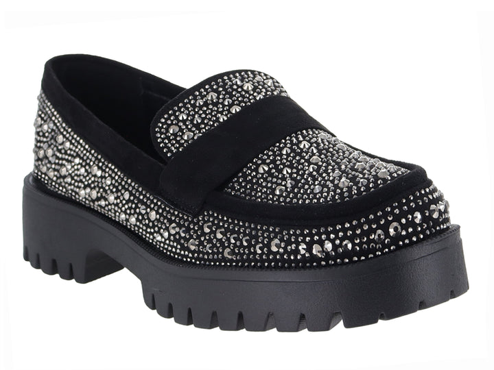 Mocasín negro de plataforma con suela track y detalles de pedrería brillante.