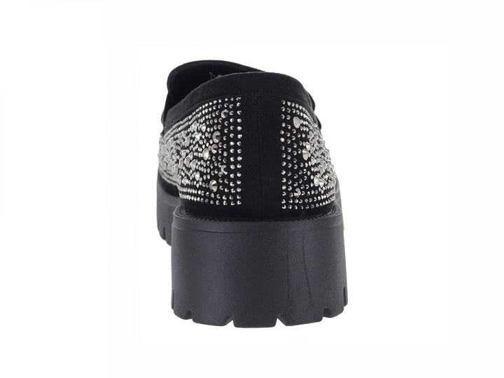 Mocasín negro de plataforma con suela track y detalles de pedrería brillante.