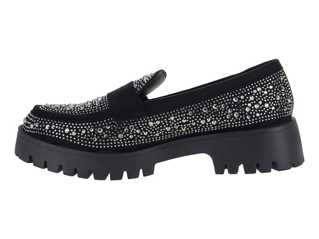 Mocasín negro de plataforma con suela track y detalles de pedrería brillante.