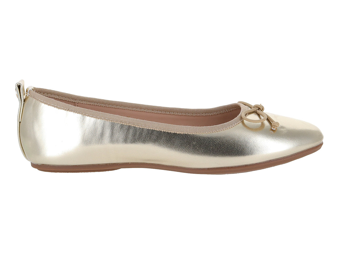 Zapato plano para niña en color dorado metálico con detalle de moño frontal.