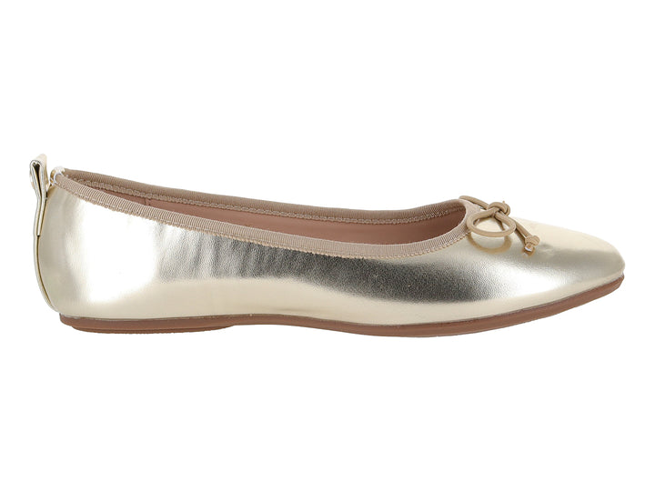 Zapato plano para niña en color dorado metálico con detalle de moño frontal.
