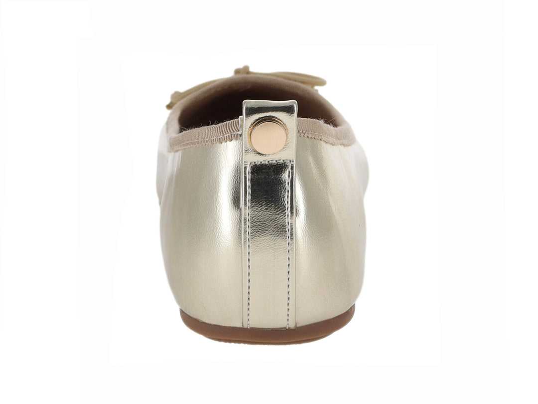 Zapato plano para niña en color dorado metálico con detalle de moño frontal.