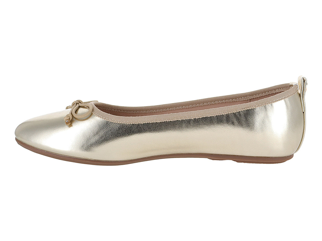 Zapato plano para niña en color dorado metálico con detalle de moño frontal.