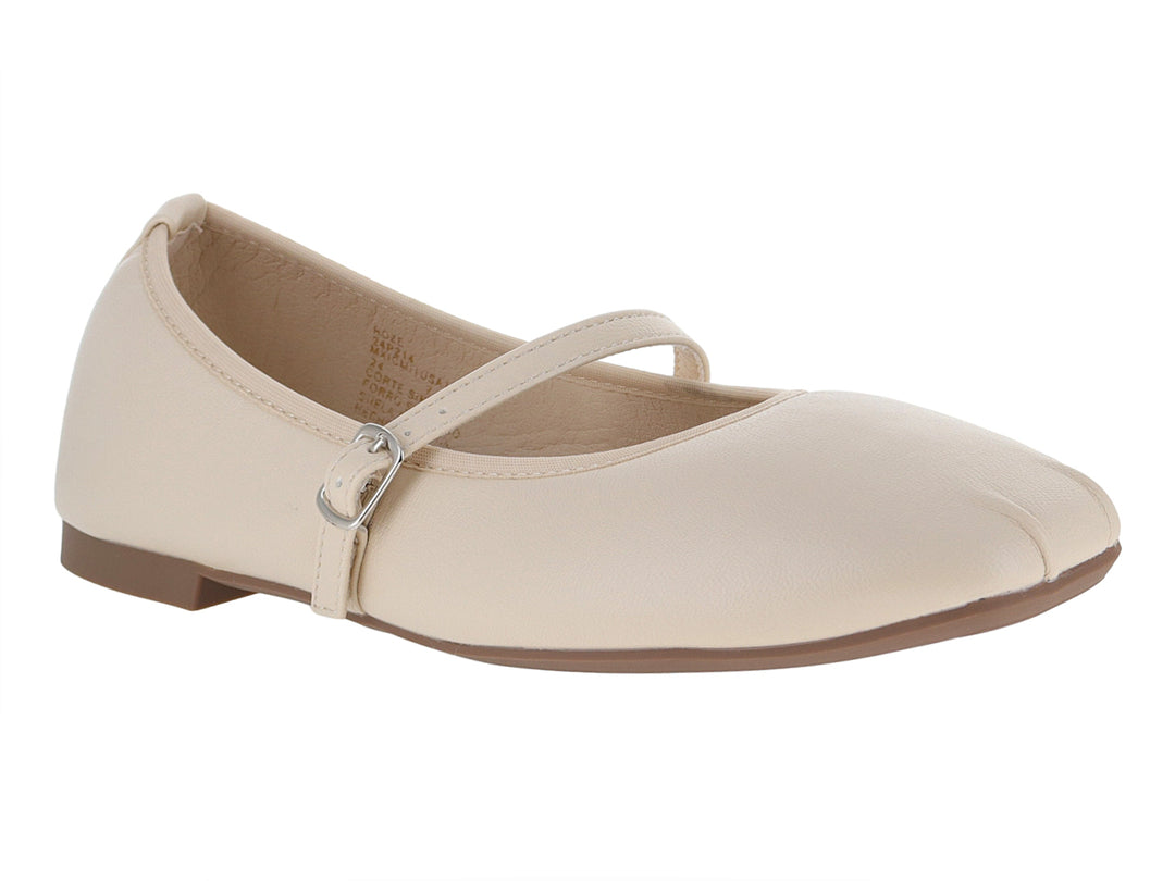 Zapato plano color bone para mujer con correa y hebilla metálica, suela café.