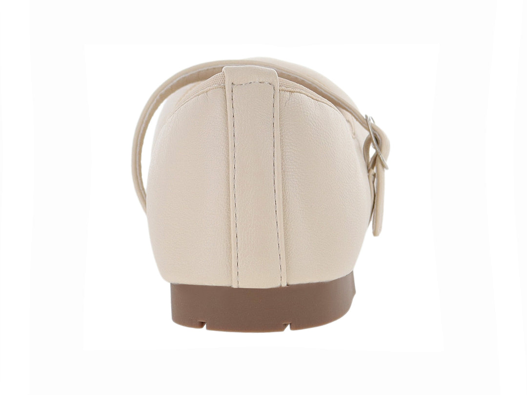 Zapato plano color bone para mujer con correa y hebilla metálica, suela café.
