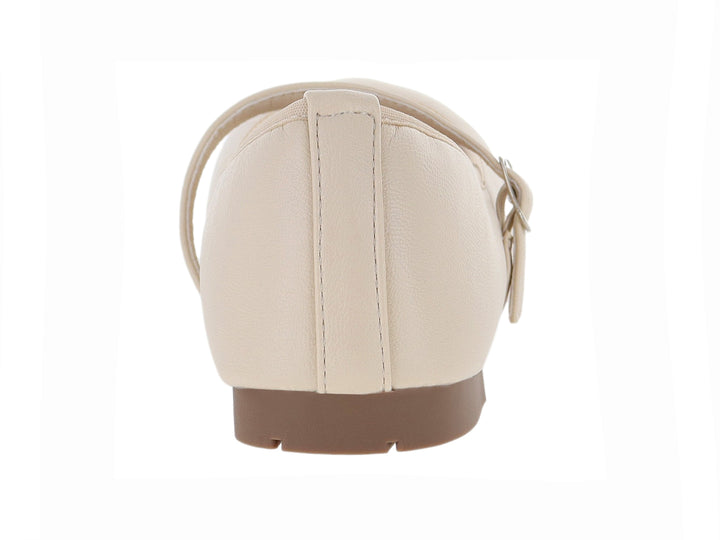Zapato plano color bone para mujer con correa y hebilla metálica, suela café.