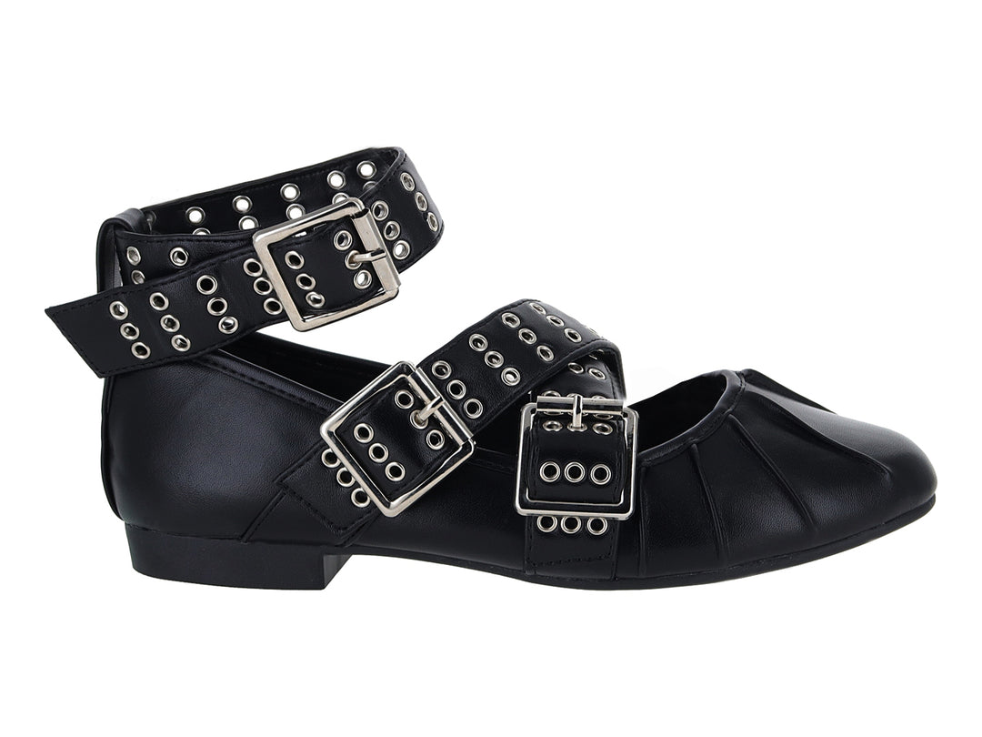 Zapato plano negro con tres correas y hebillas plateadas.