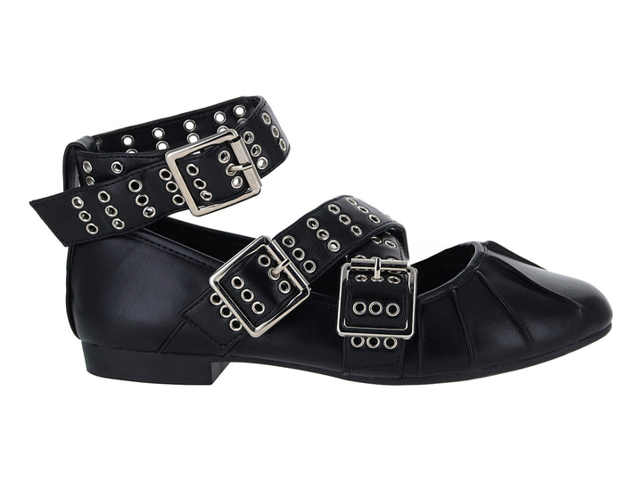 Zapato plano negro con tres correas y hebillas plateadas.