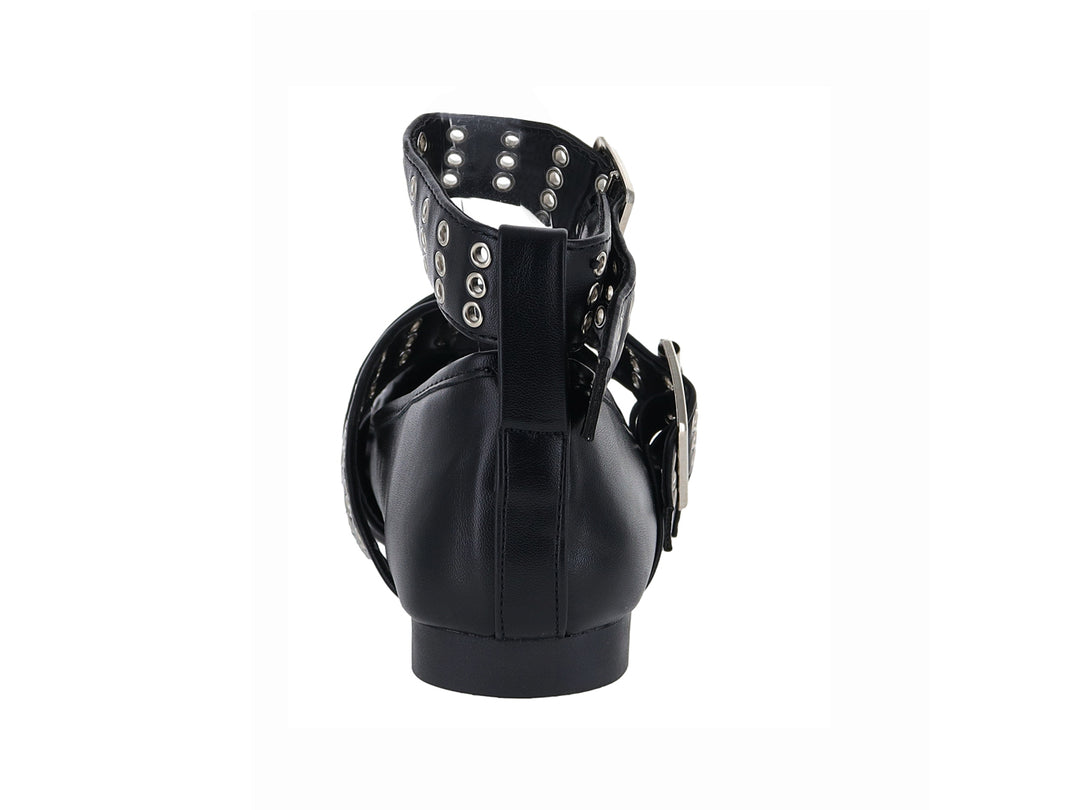 Zapato plano negro con tres correas y hebillas plateadas.