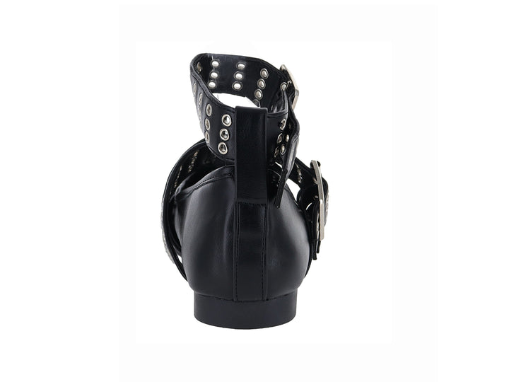 Zapato plano negro con tres correas y hebillas plateadas.