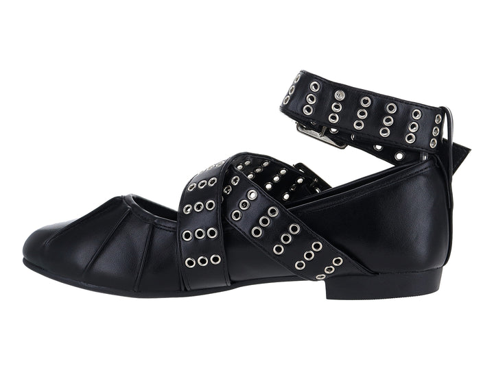 Zapato plano negro con tres correas y hebillas plateadas.