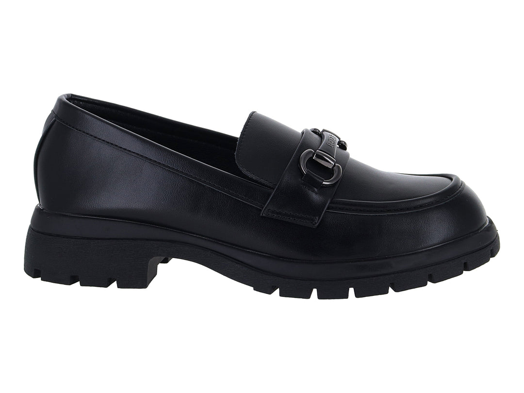 Zapato mocasín negro con suela track gruesa y hebilla decorativa frontal.