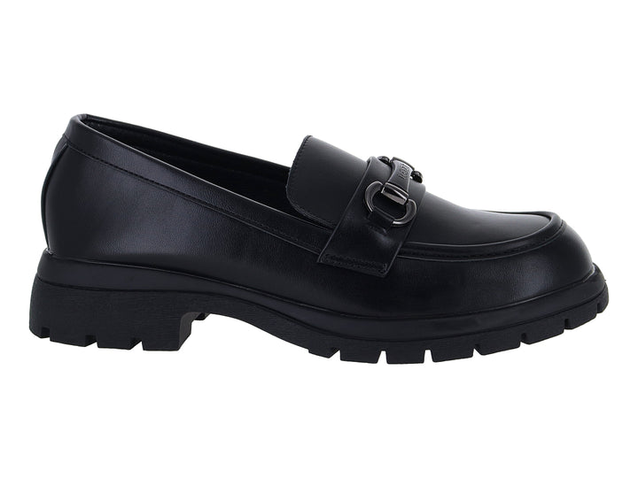 Zapato mocasín negro con suela track gruesa y hebilla decorativa frontal.