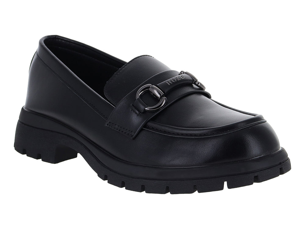 Zapato mocasín negro con suela track gruesa y hebilla decorativa frontal.