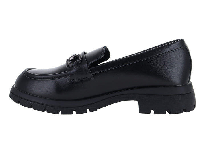 Zapato mocasín negro con suela track gruesa y hebilla decorativa frontal.
