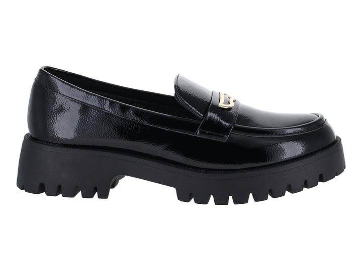 Mocasín negro de charol con suela track gruesa y detalle dorado en la parte superior.
