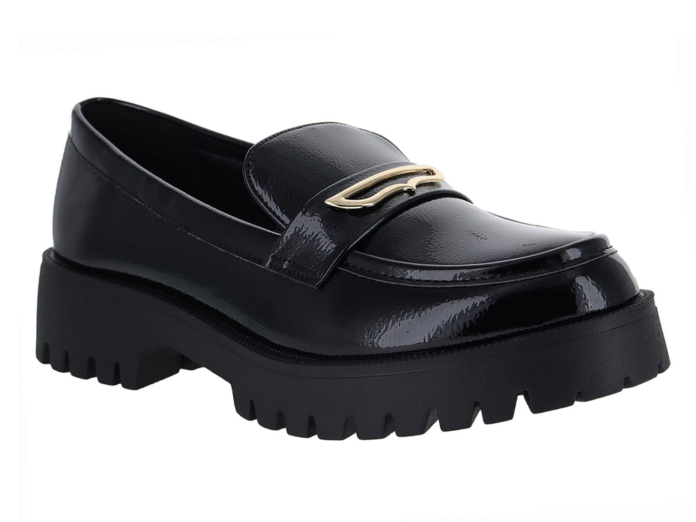 Mocasín negro de charol con suela track gruesa y detalle dorado en la parte superior.