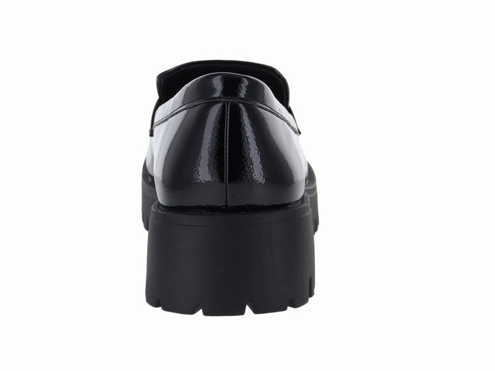 Mocasín negro de charol con suela track gruesa y detalle dorado en la parte superior.