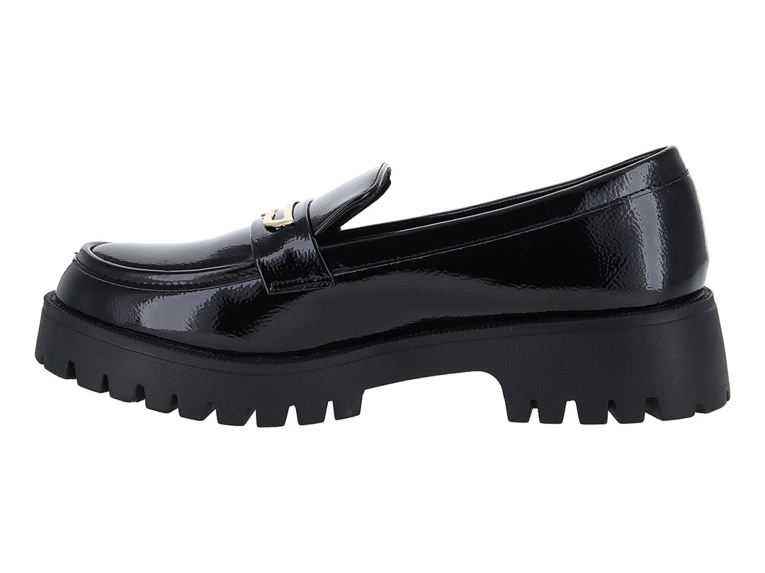 Mocasín negro de charol con suela track gruesa y detalle dorado en la parte superior.