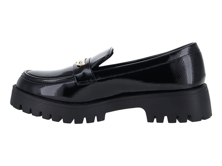 Mocasín negro de charol con suela track gruesa y detalle dorado en la parte superior.