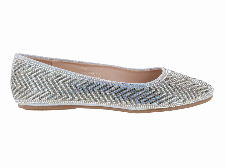 Zapato plano color plata con diseño de zigzag en pedrería brillante.
