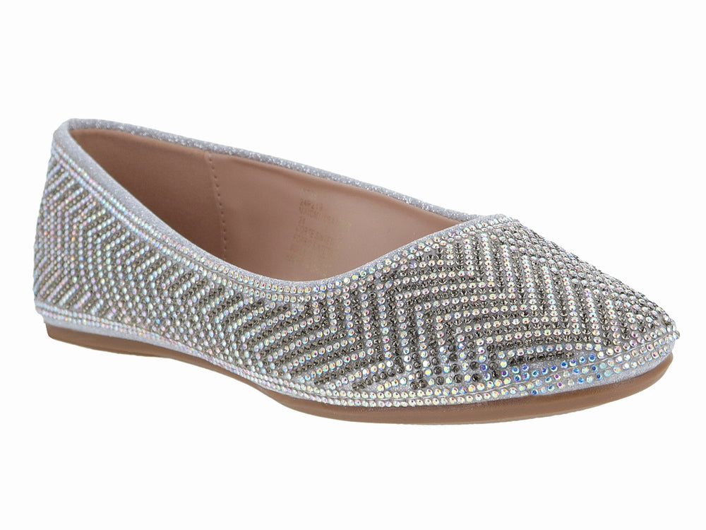 Zapato plano color plata con diseño de zigzag en pedrería brillante.